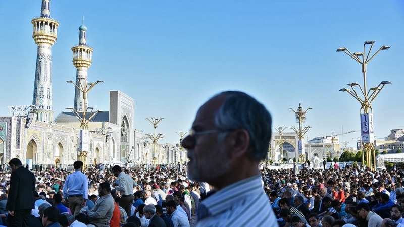 Shalat Idulfitri di Kompleks Makam Imam Ridha, Mashhad
