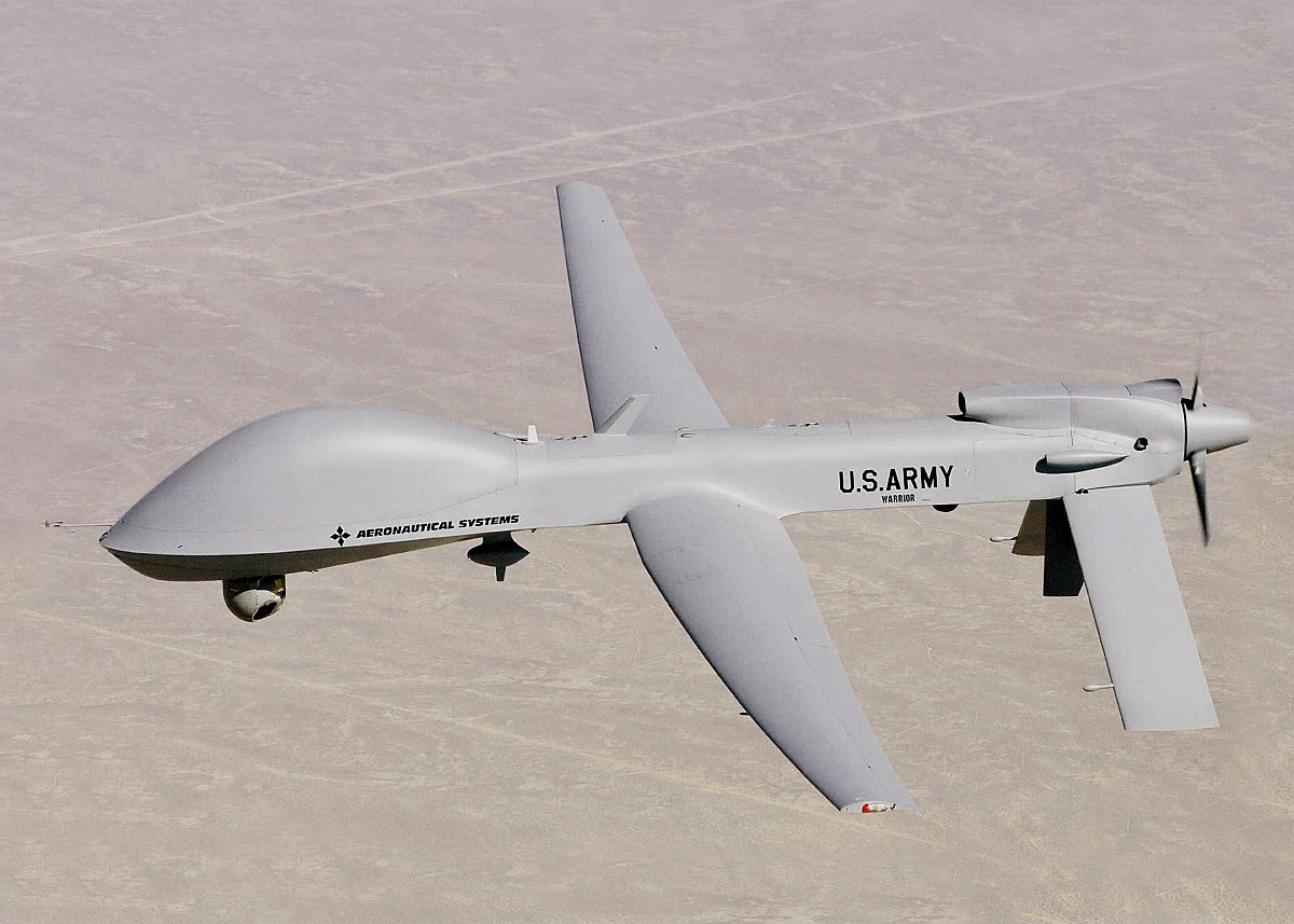 بقايا حطام طائرة "MQ9" الإستطلاعية الأمريكية في الحديدة + (صور)