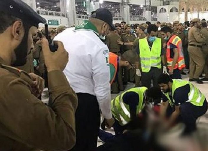 رجل أمن سعودي يضرب معتمراً في الحرم المكي+ (فيديو)