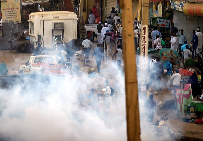 الشرطة السودانية تواجه المتظاهرين بـ"الغاز المسيل للدموع"