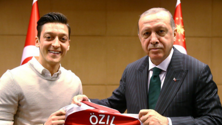 Erdogan fa da testimone di nozze ad Ozil: scoppia la polemica