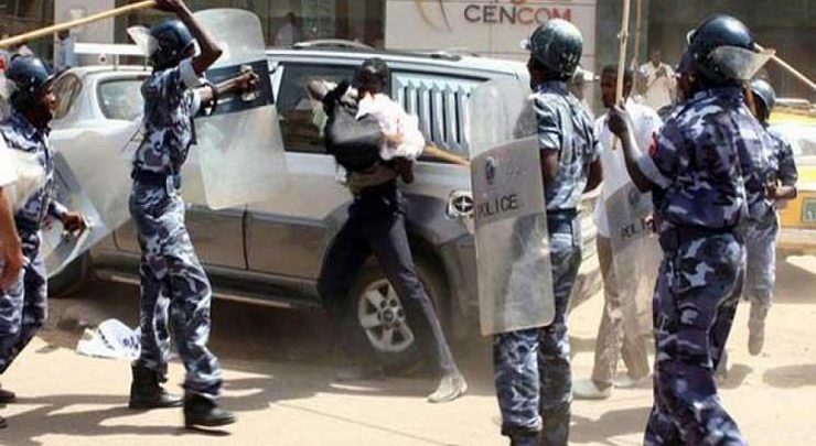 فيديو/ عناصر من الجيش السوداني تضرب متظاهرا