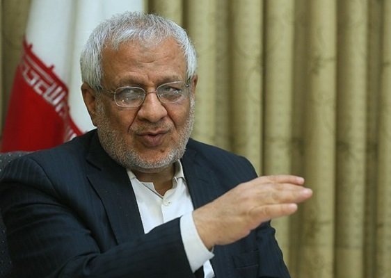 رئيس حزب إيراني يطالب بطرد "السفير الفرنسي"