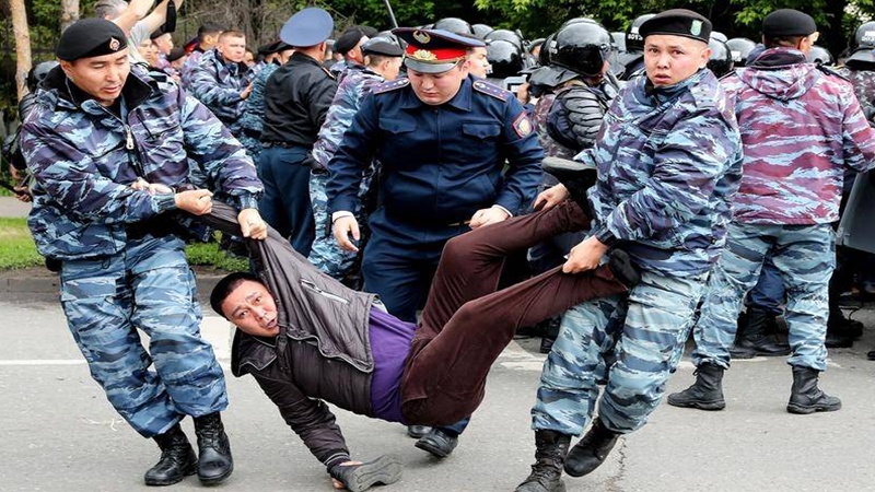 Qazaxıstanda 500 nəfər həbs olunub