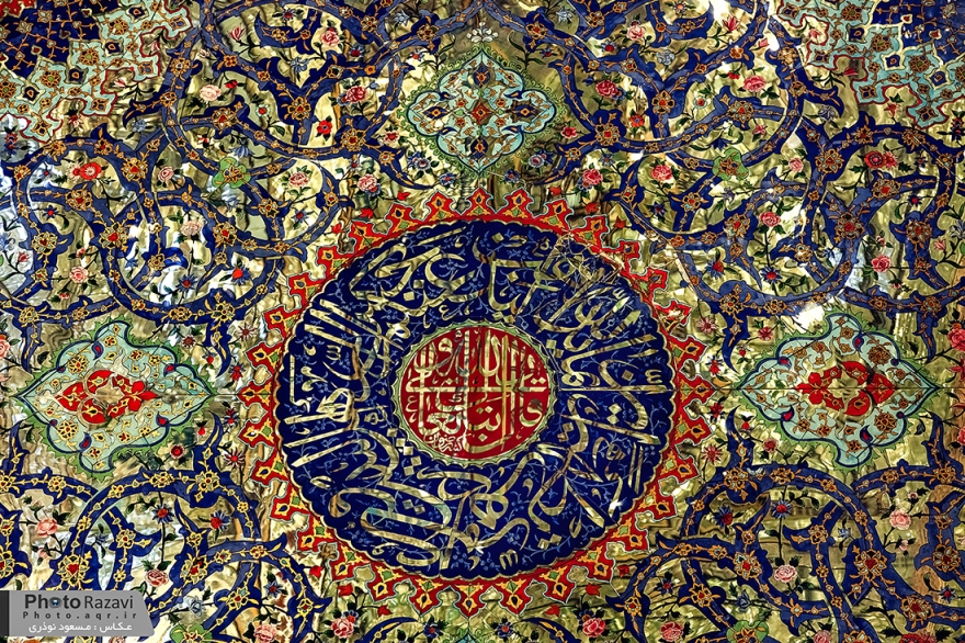 Décorations végétales et architecture décorant les couloirs et les murs du sanctuaire de l'imam Reza (p)