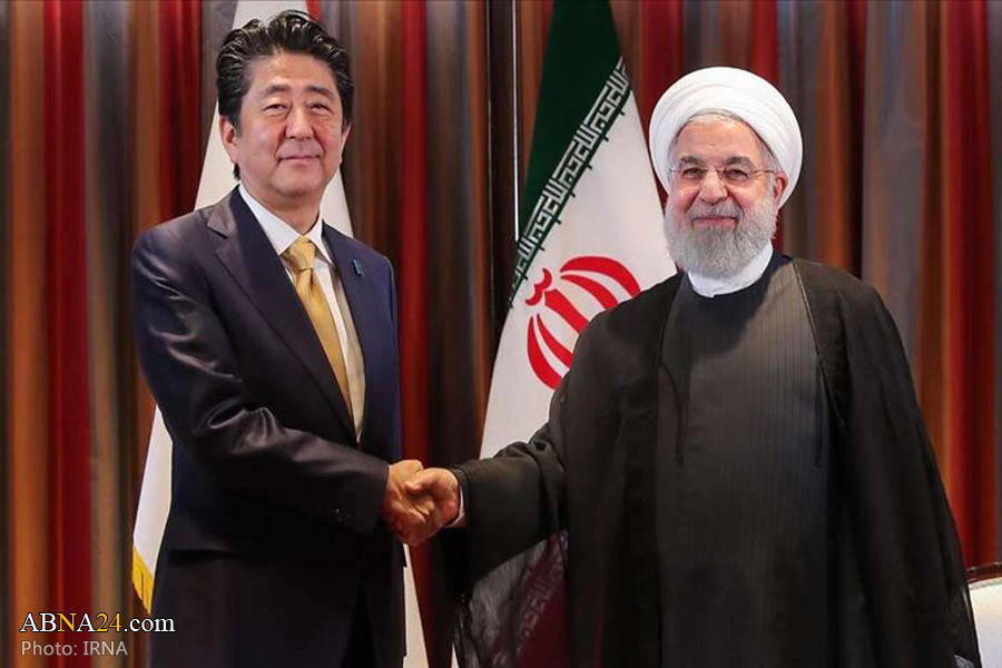 Iran's President officially welcomes Japanese PM at Sa'dabad complex