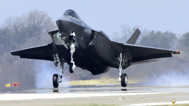 中国为应对美国F-35战机制造无人机