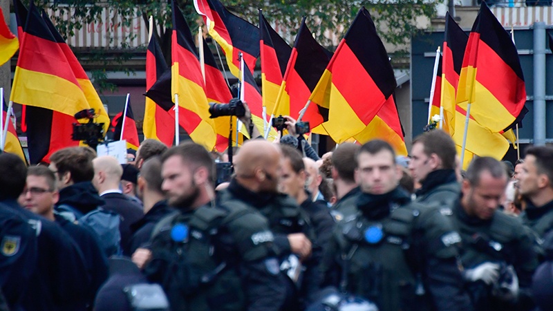 Germania, attivisti bloccano una nave da crociera: 46 fermi