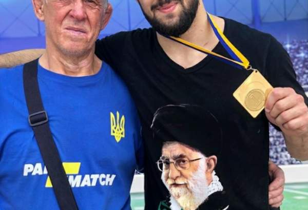 السيد الخامنئي في قلب أبطال العالم