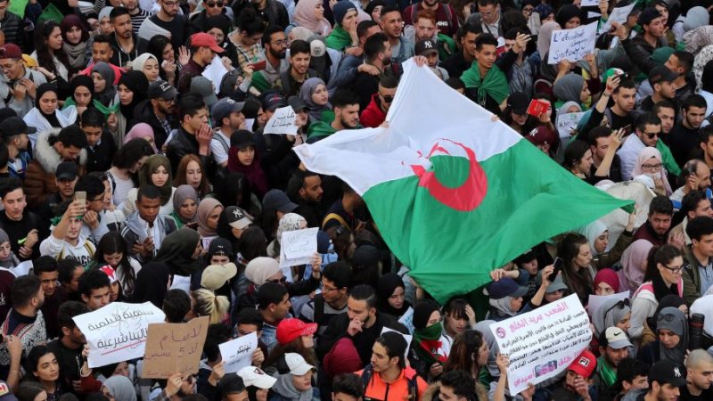Algeria, studenti in piazza contro il sistema al potere