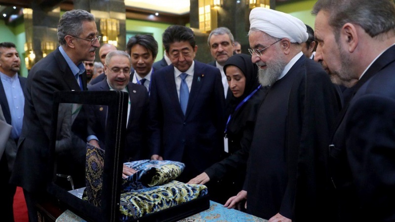 イラン商・鉱工業会議所、安倍首相にシルクの手織り絨毯を贈呈
