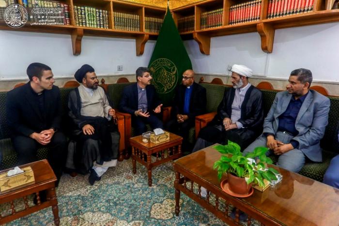 وفد مسيحي يمثل الكنيسة المعمدانية الإنجيلية يتشرف بزيارة مرقد الإمام علي (ع) 