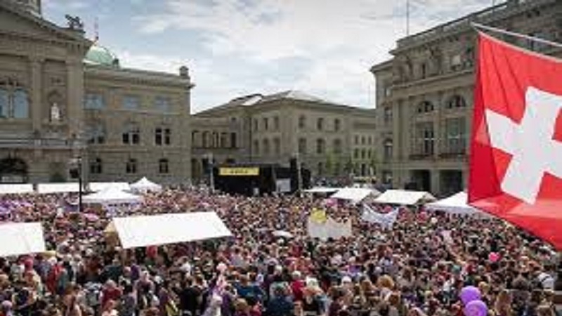 Svizzera; centinaia di migliaia di donne in piazza per la parità