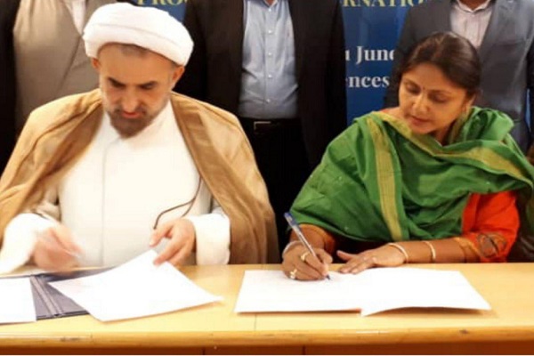  Signature des protocoles d'entente entre l'université des écoles islamiques et deux universités indiennes