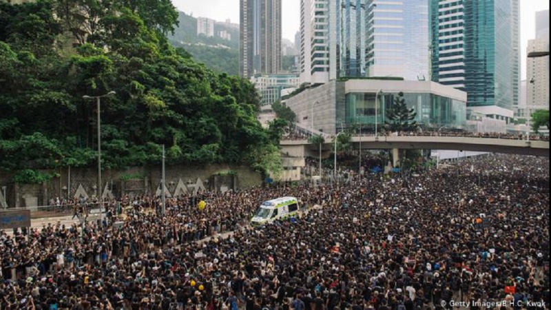 抗议者不接受香港区行政长官的道歉