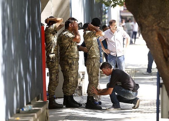 تركيا تأمر باعتقال عشرات العسكريين للاشتباه بصلتهم بـ"الانقلاب الفاشل‎"