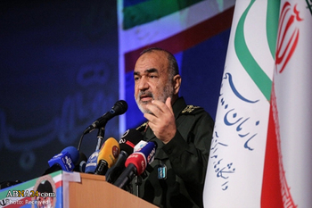 جنرل حسین سلامی: امریکی پالیسیوں کے مقابلے میں استقامت ہی کامیابی کی کنجی