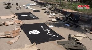 Saisie d’un QG des terroristes de “Daech” dans le désert de Deir Ezzor incluant des armes et des munitions
