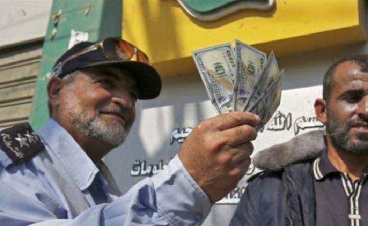  Le Qatar distribue de l’argent à des familles de Gaza