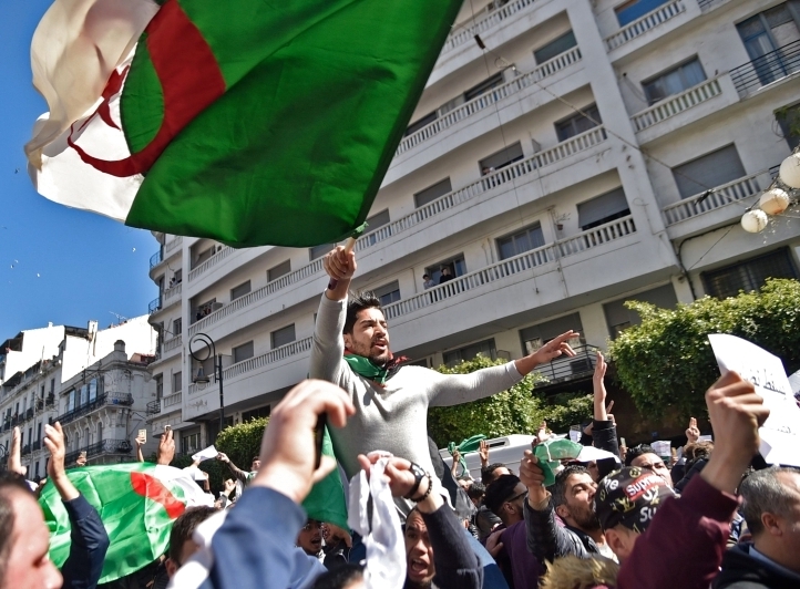 بالجمعة الـ18 مسيرات في الجزائر والأمن يقمعها بالغاز