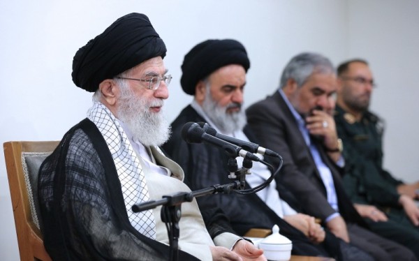 الإمام الخامنئي يشيد بدور الأكراد في مواجهة مؤامرات بث التفرقة "القومية والطائفية"