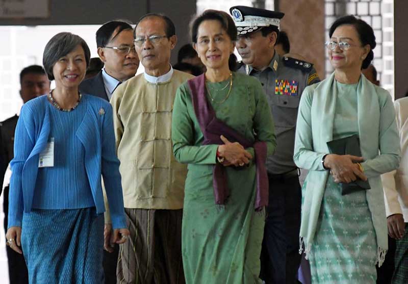 အာဆီယံထိပ္သီးအစည္းအေ၀း တက္ရန္ အတိုင္ပင္ခံပုဂၢိဳလ္ ထိုင္းႏိုင္ငံသို႔ ထြက္ခြာ