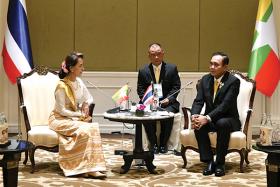 ေဒၚေအာင္ဆန္းစုုၾကည္ႏွင့္ ထုုိင္း၀န္ႀကီးခ်ဳပ္ ပရာယြတ္တုုိ႔ သီးျခားေဆြးေႏြး ဂ်ဳိကို၀ီႏွင့္လည္း ေတြ႕ဆုံခဲ့ၿပီး၊ အာဆီယံ မ်က္ႏွာစံုုည