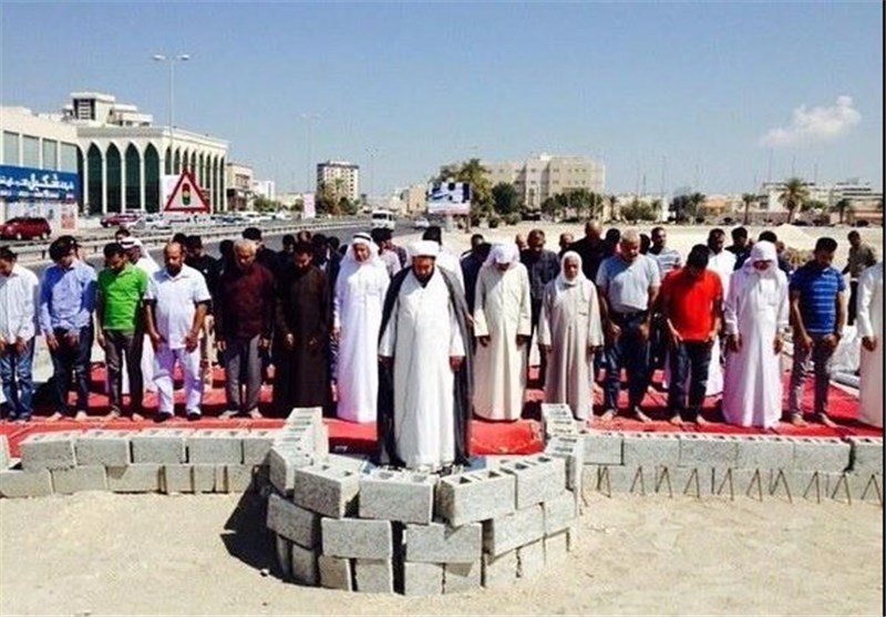 أهالي الدير يحتشدون لاقامة الصلاة بمسجد الرسول الأعظم (ص) بعد التعدي على حرمة المسجد