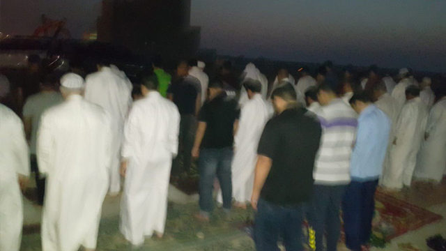 أهالي الدير يحتشدون لاقامة الصلاة بمسجد الرسول الأعظم (ص) بعد التعدي على حرمة المسجد