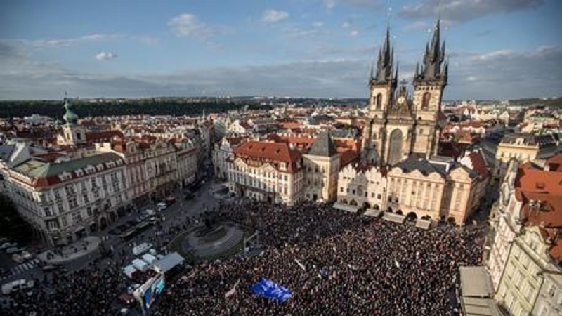 Praga, proteste contro il premier