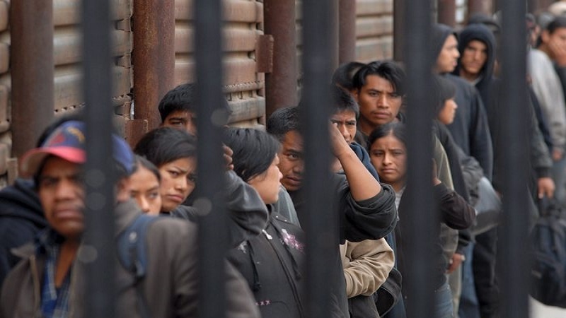Trump rinvia lancio dei raid anti-migranti e cerca mediazione