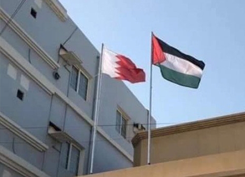 البحرينيون يرفعون "الأعلام الفلسطينية" على أسطح المنازل رفضا لانعقاد ورشة المنامة