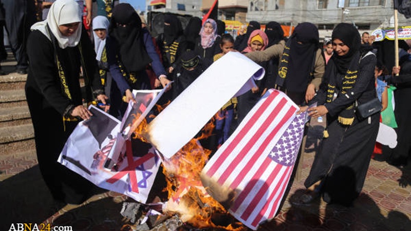 Gaza e Cisgiordania contro "Inganno del Secolo: bruciati ritratti di Trump