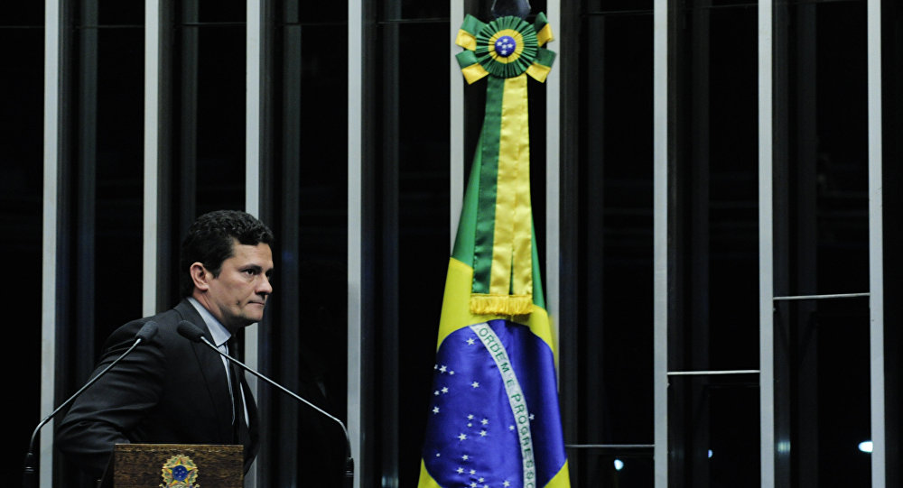 O que diz a lei sobre vazamentos e hackeamento de mensagens privadas?