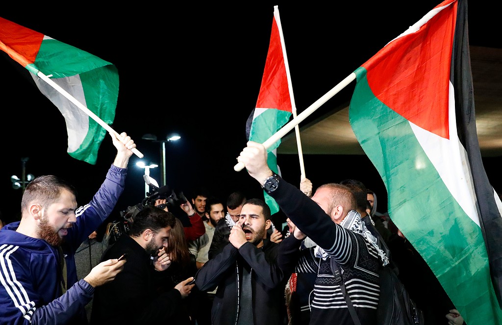 انقلاب کے بعد ایران میں اسرائیلی سفارتخانے پر فلسطینی پرچم اور اب عراق میں بحرینی سفارتخانے پر فلسطینی پرچم + ویڈیو