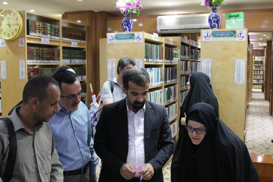 آثاريو جامعة سابينزا الإيطالية يزورون مكتبة الروضة الحيدرية ويشيدون بتعدد مصادرها+(صور)