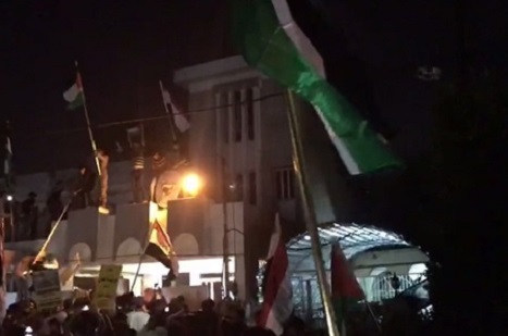 Irak halkı Bahreyn elçiliğine Filistin bayrağını astılar