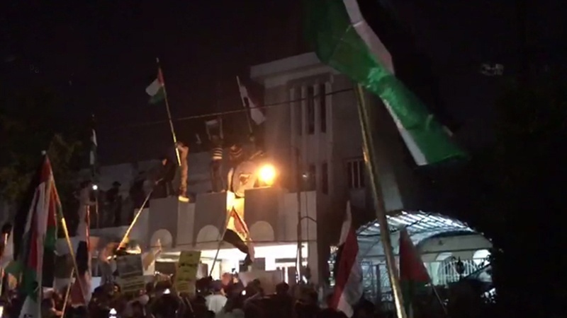 İraq xalqı Fələstin bayrağını Bəhreyn səfirliyinin üzərində yerləşdirib