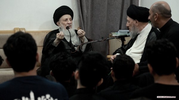 آية الله الحكيم يوصي خدمة الإمام الحسين (ع) بالالتزام الديني والأخلاق الفاضلة للمعصومين (ع)