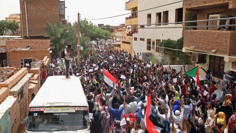 السودان.. 7 قتلى وعشرات الجرحى بالمسيرات والمجلس العسكري يعرض التفاوض
