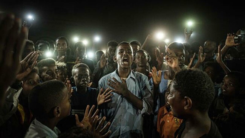 Il Sudan sfida i militari e torna in strada