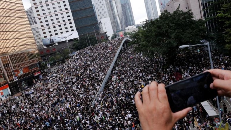 Hong Kong: in piazza pro-polizia e Cina