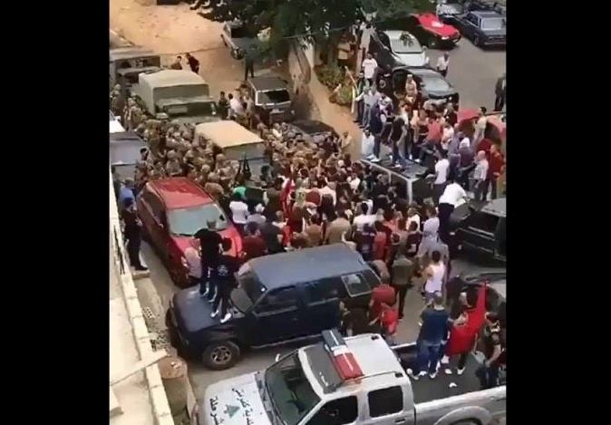 إطلاق النار على موكب الوزير اللبناني "صالح الغريب" + (فيديو)