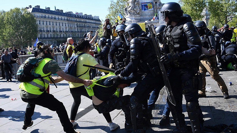 フランスで、黄色いベスト運動が、警察の攻撃により暴力に発展