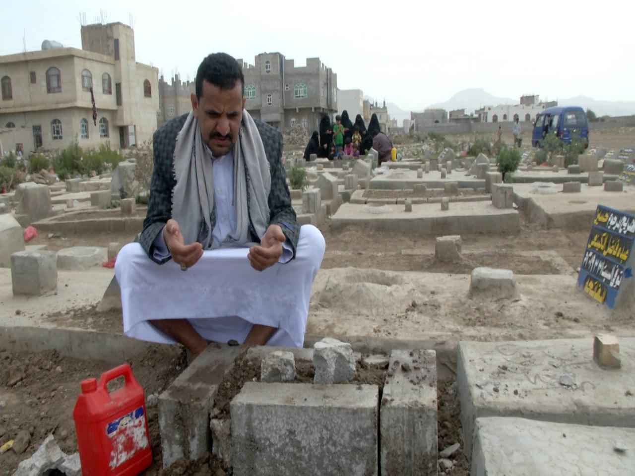 الطفلة أميرة الزايدي أيقونة أطفال يقتلهم العدوان بحصاره +(صور)