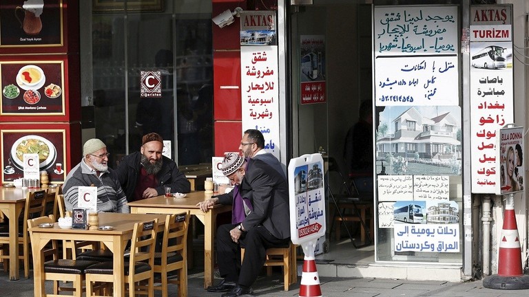 محافظ اسطنبول يعلن إجراءات ضد محلات تجارية تستخدم لافتات عربية