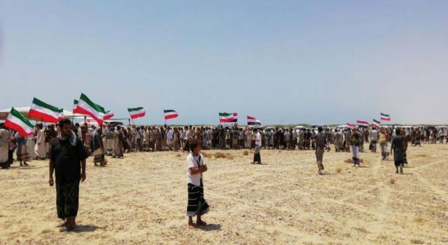 متظاهرون يطالبون بخروج القوات السعودية وإقالة المحافظ في المهرة اليمنية