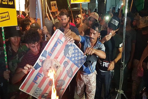 Iraqi na mga Nagpoprotesta Sinalakay ang Embahada ng Bahrain