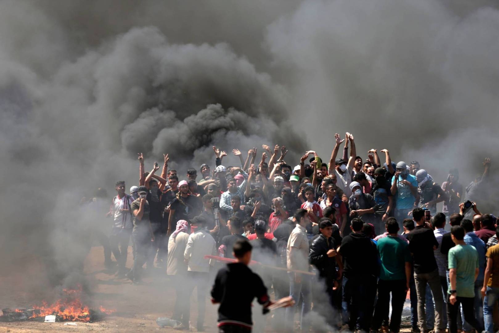 إصابة 40 فلسطينياً برصاص وغاز الجيش الإسرائيلي شرق غزة