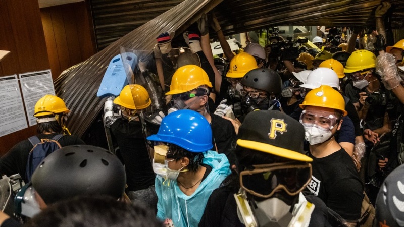 70名袭击者向香港议会被捕了